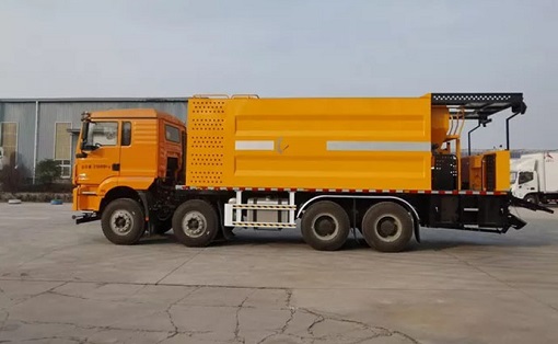 Slurry sealing truck