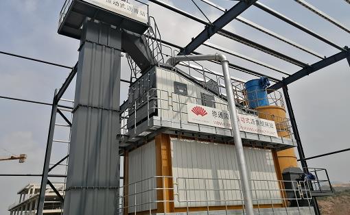 Conveying system of hot aggregate in asphalt mixing plant