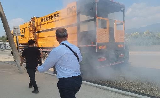 slurry sealing truck developed by Sinoroader