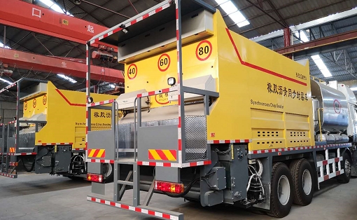 Synchronized sealing trucks make road maintenance easy and efficient