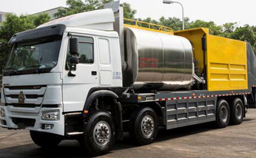 What are the advantages of synchronous gravel sealing truck for road maintenance?