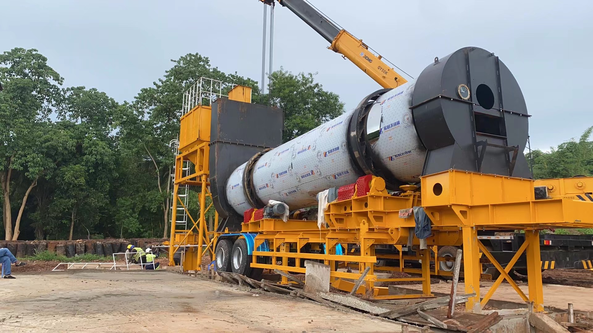 Installation of main equipment of asphalt mixing plant