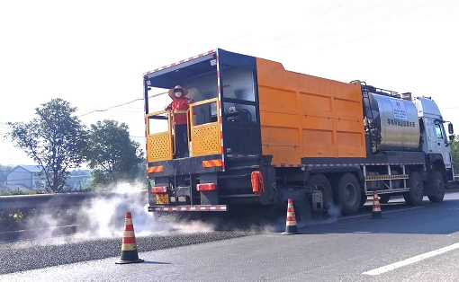 Application of asphalt gravel synchronous sealing truck in road construction