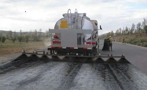 How to solve the problem of uneven penetration layer of asphalt spreading truck?