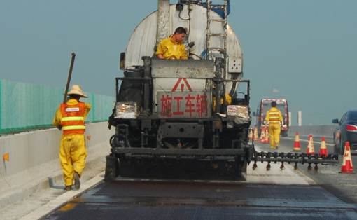 Precautions for construction of asphalt spreader trucks