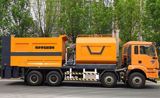 The intelligent asphalt gravel synchronous sealing truck has several major features