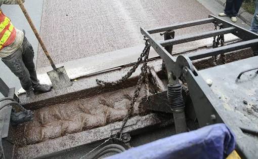 What preparations need to be made before slurry sealing construction?