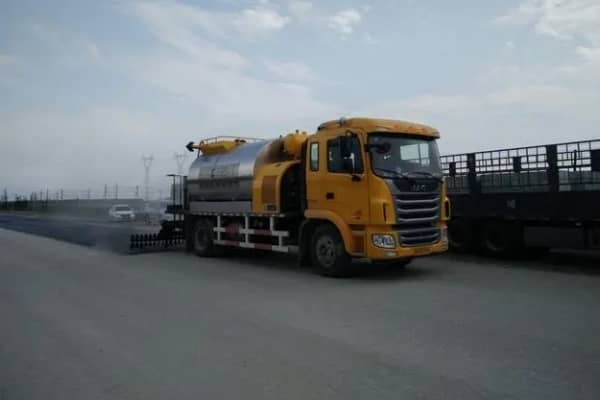 classification-and-use-of-asphalt-spreading-trucks_1