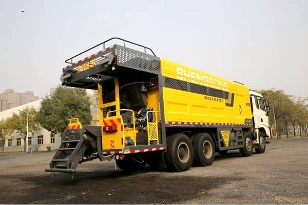 what-are-the-advantages-of-synchronous-gravel-sealing-truck_1